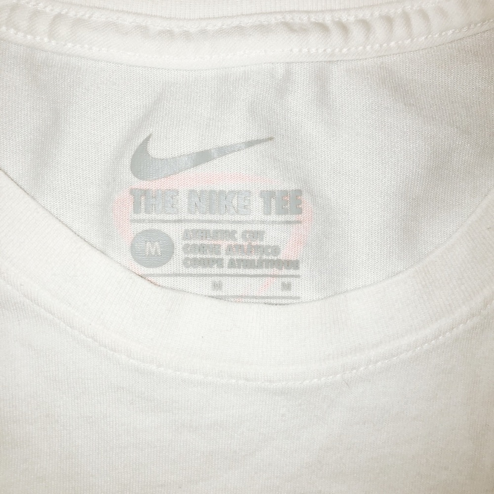 2 Nike shirts, 1 pair of Nike short - Picture 4 of 8